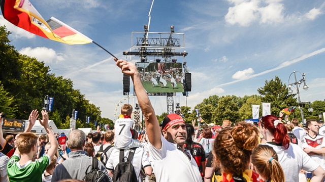 Tłumy berlińczyków i turystów witają mistrzów świata w piłce nożnej. Fot. Jarosław Gaszyński [Radio Szczecin] Piłkarze już w domu. Berlin wita mistrzów świata [WIDEO, DUŻO ZDJĘĆ]