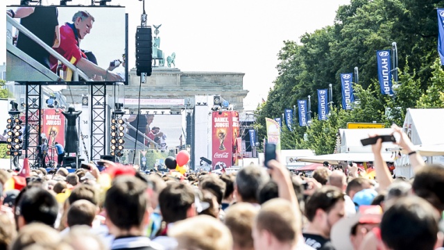 Tłumy berlińczyków i turystów witają mistrzów świata w piłce nożnej. Fot. Jarosław Gaszyński [Radio Szczecin] Piłkarze już w domu. Berlin wita mistrzów świata [WIDEO, DUŻO ZDJĘĆ]