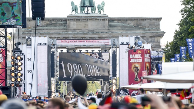 Tłumy berlińczyków i turystów witają mistrzów świata w piłce nożnej. Fot. Jarosław Gaszyński [Radio Szczecin] Piłkarze już w domu. Berlin wita mistrzów świata [WIDEO, DUŻO ZDJĘĆ]