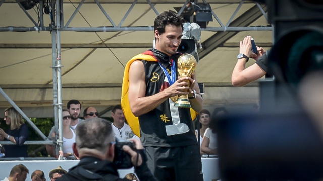 Obrońca Mats Hummels z Pucharem Świata. Fot. Jarosław Gaszyński [Radio Szczecin] Piłkarze już w domu. Berlin wita mistrzów świata [WIDEO, DUŻO ZDJĘĆ]