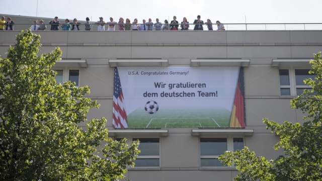 Gratulacje na amerykańskiej ambasadzie w Berlinie. Fot. Tomasz Chaciński [Radio Szczecin] Piłkarze już w domu. Berlin wita mistrzów świata [WIDEO, DUŻO ZDJĘĆ]