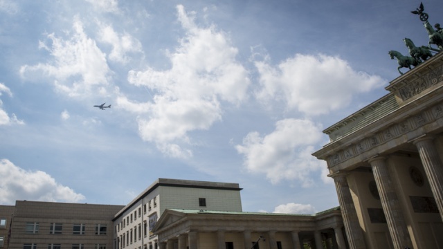 Samolot z reprezentacją Niemiec wracający z Brazylii nad Berlinem. Fot. Tomasz Chaciński [Radio Szczecin] Piłkarze już w domu. Berlin wita mistrzów świata [WIDEO, DUŻO ZDJĘĆ]