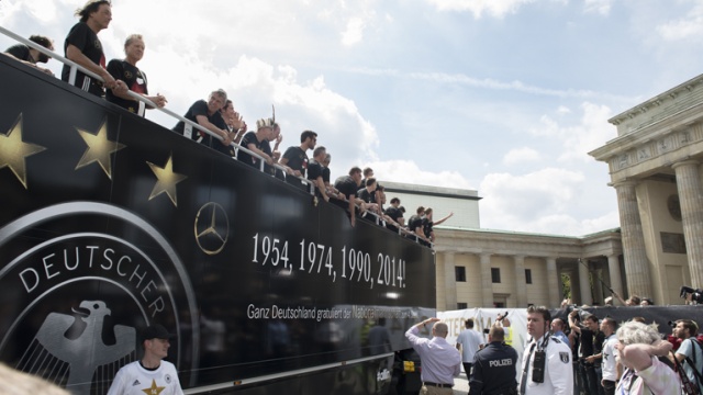 Na ciężarówce lata, w których Niemcy sięgali po tytuł mistrzów świata. Fot. Tomasz Chaciński [Radio Szczecin] Piłkarze już w domu. Berlin wita mistrzów świata [WIDEO, DUŻO ZDJĘĆ]