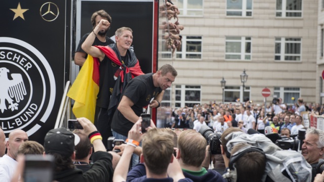 Tłumy berlińczyków i turystów witają mistrzów świata w piłce nożnej. Fot. Tomasz Chaciński [Radio Szczecin] Piłkarze już w domu. Berlin wita mistrzów świata [WIDEO, DUŻO ZDJĘĆ]