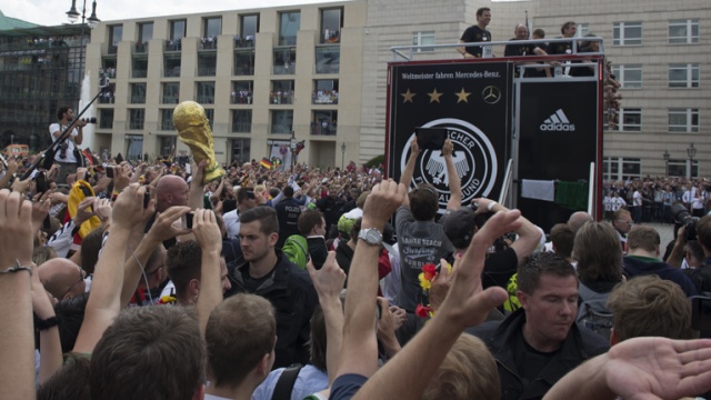 Tłumy berlińczyków i turystów witają mistrzów świata w piłce nożnej. Fot. Tomasz Chaciński [Radio Szczecin] Piłkarze już w domu. Berlin wita mistrzów świata [WIDEO, DUŻO ZDJĘĆ]