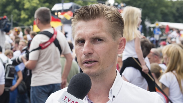 Były piłkarz reprezentacji Polski i klubów Bundesligi Artur Wichniarek. Fot. Tomasz Chaciński [Radio Szczecin] Piłkarze już w domu. Berlin wita mistrzów świata [WIDEO, DUŻO ZDJĘĆ]