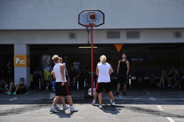 Finał turnieju ulicznej koszykówki Gryf Basket Cup. Fot. Łukasz Szełemej [Radio Szczecin] W Szczecinie w kosza grają 25 metrów nad ziemią [ZDJĘCIA, WIDEO]