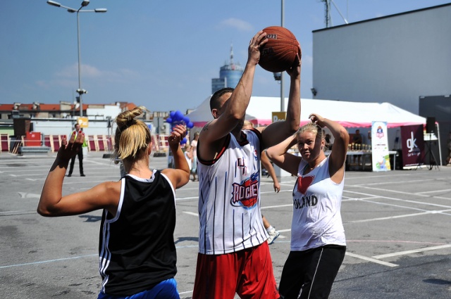 Finał turnieju ulicznej koszykówki Gryf Basket Cup. Fot. Łukasz Szełemej [Radio Szczecin] W Szczecinie w kosza grają 25 metrów nad ziemią [ZDJĘCIA, WIDEO]