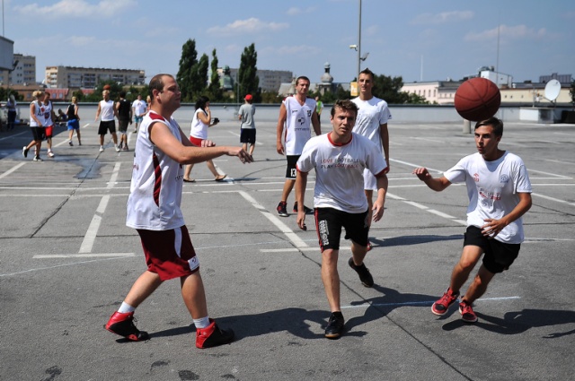 Finał turnieju ulicznej koszykówki Gryf Basket Cup. Fot. Łukasz Szełemej [Radio Szczecin] W Szczecinie w kosza grają 25 metrów nad ziemią [ZDJĘCIA, WIDEO]