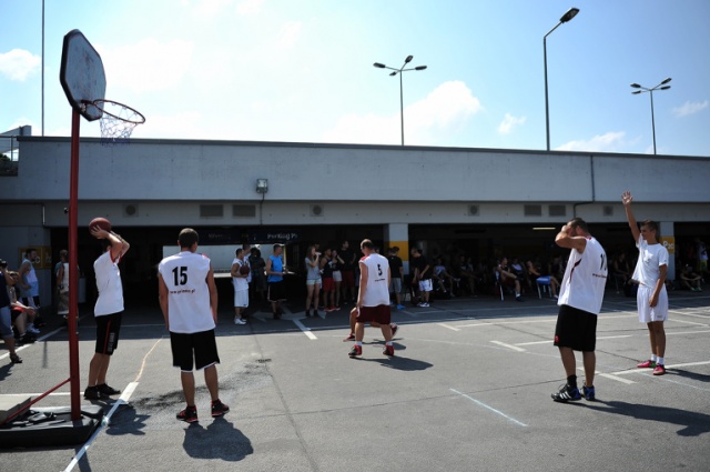 Finał turnieju ulicznej koszykówki Gryf Basket Cup. Fot. Łukasz Szełemej [Radio Szczecin] W Szczecinie w kosza grają 25 metrów nad ziemią [ZDJĘCIA, WIDEO]