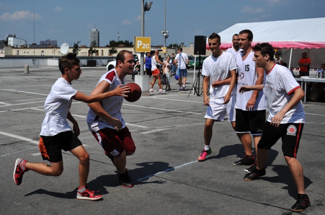 Finał turnieju ulicznej koszykówki Gryf Basket Cup. Fot. Łukasz Szełemej [Radio Szczecin] W Szczecinie w kosza grają 25 metrów nad ziemią [ZDJĘCIA, WIDEO]
