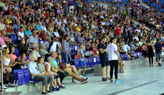 Szczypiornistki Pogoni Baltica przegrały z duńskim zespołem Team Esbjerg podczas meczu otwarcia turnieju Baltica Summer Cup w hali widowiskowo-sportowej w Szczecinie. Fot. Łukasz Szełemej [Radio Szczecin] Dunki za mocne dla szczecinianek. Baltica przegrywa w nowej hali [ZDJĘCIA, WIDEO]