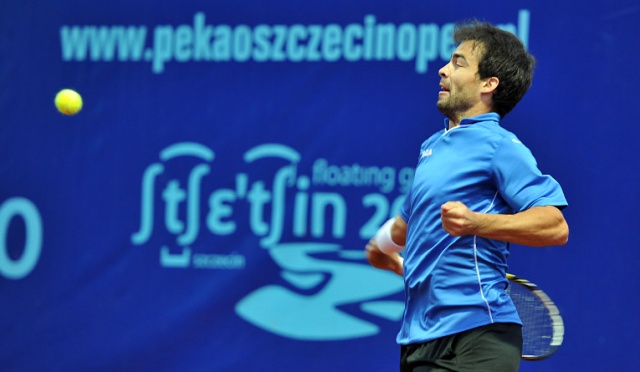 W wieczornym meczu dnia, ubiegłoroczny finalista Pekao Szczecin Open Hiszpan Pere Riba, przegrał ze Słowakiem Józefem Kowalikiem (2:6, 7:5, 6:2). Fot. Łukasz Szełemej [Radio Szczecin] Sześciu Polaków w pierwszej rundzie turnieju Pekao Szczecin Open [ZDJĘCIA]