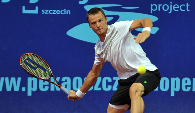 W wieczornym meczu dnia, ubiegłoroczny finalista Pekao Szczecin Open Hiszpan Pere Riba, przegrał ze Słowakiem Józefem Kowalikiem (2:6, 7:5, 6:2). Fot. Łukasz Szełemej [Radio Szczecin] Sześciu Polaków w pierwszej rundzie turnieju Pekao Szczecin Open [ZDJĘCIA]
