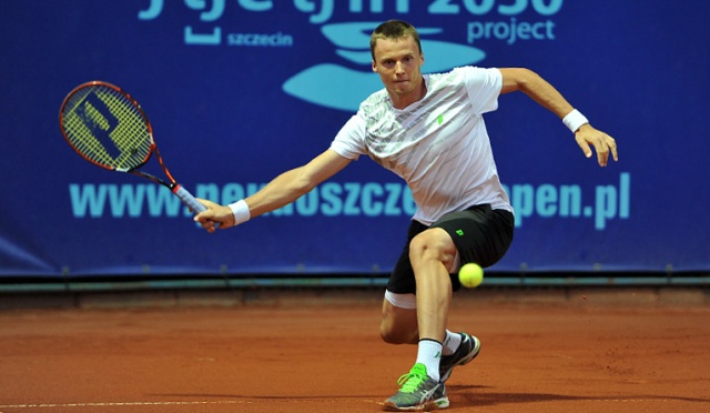 W wieczornym meczu dnia, ubiegłoroczny finalista Pekao Szczecin Open Hiszpan Pere Riba, przegrał ze Słowakiem Józefem Kowalikiem (2:6, 7:5, 6:2). Fot. Łukasz Szełemej [Radio Szczecin] Sześciu Polaków w pierwszej rundzie turnieju Pekao Szczecin Open [ZDJĘCIA]