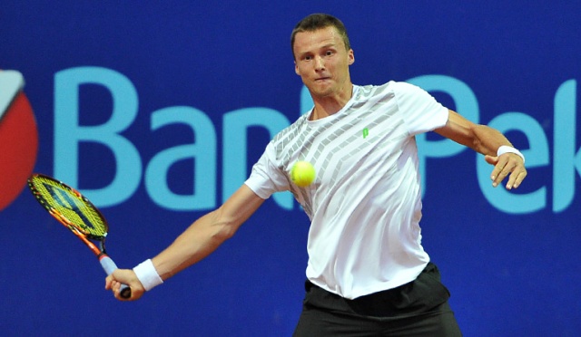 W wieczornym meczu dnia, ubiegłoroczny finalista Pekao Szczecin Open Hiszpan Pere Riba, przegrał ze Słowakiem Józefem Kowalikiem (2:6, 7:5, 6:2). Fot. Łukasz Szełemej [Radio Szczecin] Sześciu Polaków w pierwszej rundzie turnieju Pekao Szczecin Open [ZDJĘCIA]