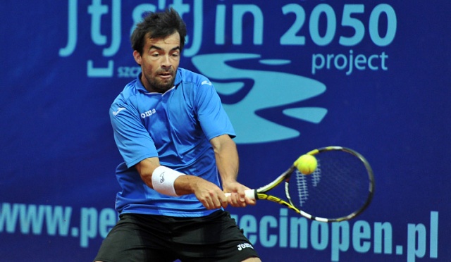 W wieczornym meczu dnia, ubiegłoroczny finalista Pekao Szczecin Open Hiszpan Pere Riba, przegrał ze Słowakiem Józefem Kowalikiem (2:6, 7:5, 6:2). Fot. Łukasz Szełemej [Radio Szczecin] Sześciu Polaków w pierwszej rundzie turnieju Pekao Szczecin Open [ZDJĘCIA]