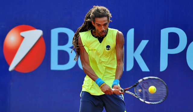 Reprezentant Niemiec Dustin Brown wygrał tegoroczny turniej tenisowy Pekao Szczecin Open. Fot. Łukasz Szełemej [Radio Szczecin] Turniejowa jedynka przegrała. Szybki finał Pekao Szczecin Open dla Browna [ZDJĘCIA]