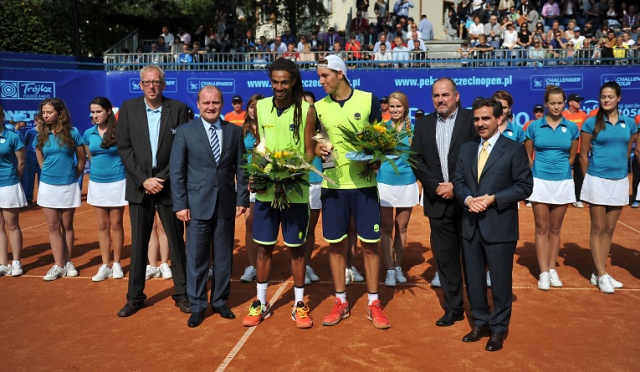 Reprezentant Niemiec Dustin Brown wygrał tegoroczny turniej tenisowy Pekao Szczecin Open. Fot. Łukasz Szełemej [Radio Szczecin] Turniejowa jedynka przegrała. Szybki finał Pekao Szczecin Open dla Browna [ZDJĘCIA]