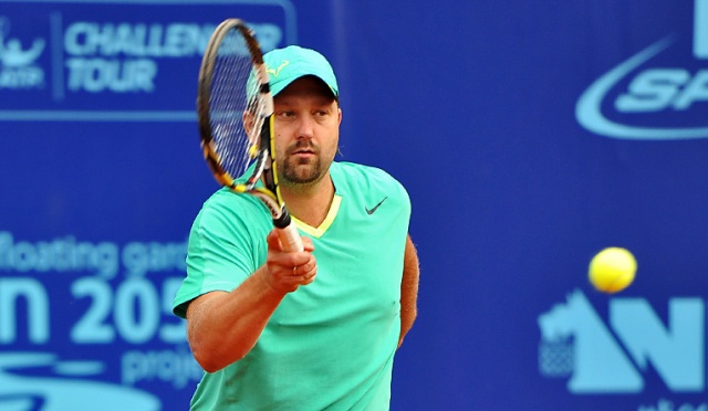 Raper Jacek Mezo Mejer zwyciężył w turnieju artystów Netto Cup. W finale pokonał Łukasza Pietscha z kabaretu Hrabi 6:0, 6:3. Fot. Łukasz Szełemej [Radio Szczecin] Raper najlepszy na kortach [ZDJĘCIA]