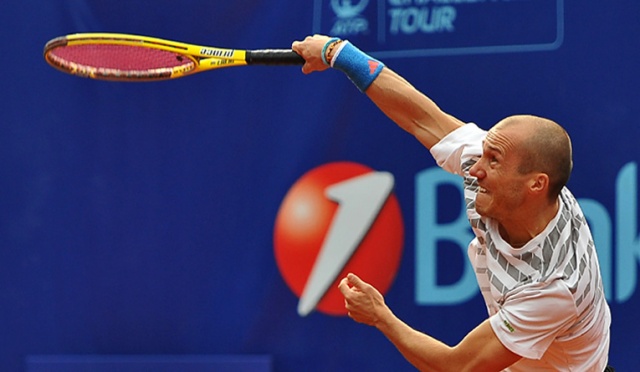 Raper Jacek Mezo Mejer zwyciężył w turnieju artystów Netto Cup. W finale pokonał Łukasza Pietscha z kabaretu Hrabi 6:0, 6:3. Fot. Łukasz Szełemej [Radio Szczecin] Raper najlepszy na kortach [ZDJĘCIA]