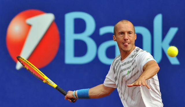 Raper Jacek Mezo Mejer zwyciężył w turnieju artystów Netto Cup. W finale pokonał Łukasza Pietscha z kabaretu Hrabi 6:0, 6:3. Fot. Łukasz Szełemej [Radio Szczecin] Raper najlepszy na kortach [ZDJĘCIA]