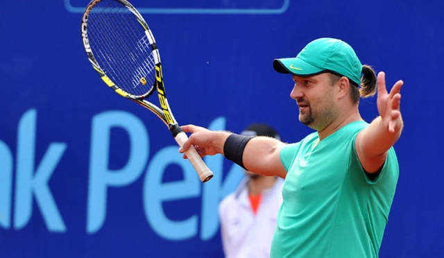 Raper Jacek Mezo Mejer zwyciężył w turnieju artystów Netto Cup. W finale pokonał Łukasza Pietscha z kabaretu Hrabi 6:0, 6:3. Fot. Łukasz Szełemej [Radio Szczecin] Raper najlepszy na kortach [ZDJĘCIA]