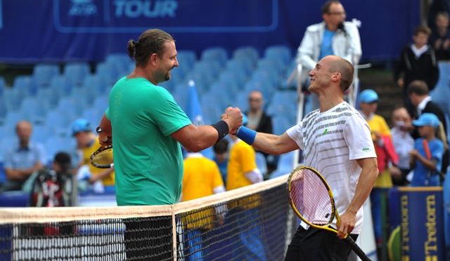 Raper Jacek Mezo Mejer zwyciężył w turnieju artystów Netto Cup. W finale pokonał Łukasza Pietscha z kabaretu Hrabi 6:0, 6:3. Fot. Łukasz Szełemej [Radio Szczecin] Raper najlepszy na kortach [ZDJĘCIA]