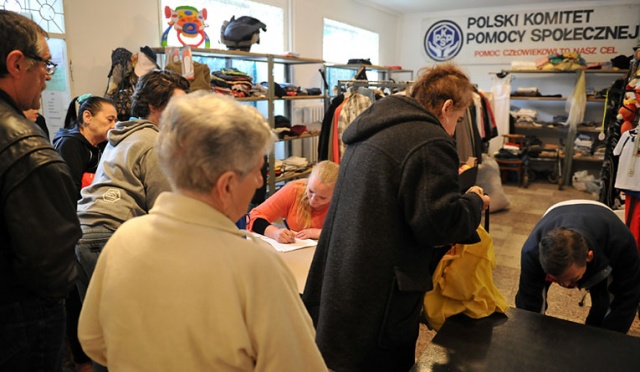 Ponad 20 ton marchwi rozdano potrzebującym. Fot. Łukasz Szełemej [Radio Szczecin] Ponad 20 ton marchwi rozdano potrzebującym [ZDJĘCIA]