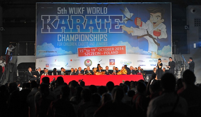 W czwartek w hali widowiskowo-sportowej przy ulicy Szafera w Szczecinie odbyła się uroczysta gala otwarcia mistrzostw świata w karate. Fot. Łukasz Szełemej [Radio Szczecin] Lech Wałęsa zainaugurował w Szczecinie mistrzostwa świata w karate [ZDJĘCIA, WIDEO]
