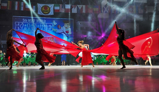W czwartek w hali widowiskowo-sportowej przy ulicy Szafera w Szczecinie odbyła się uroczysta gala otwarcia mistrzostw świata w karate. Fot. Łukasz Szełemej [Radio Szczecin] Lech Wałęsa zainaugurował w Szczecinie mistrzostwa świata w karate [ZDJĘCIA, WIDEO]