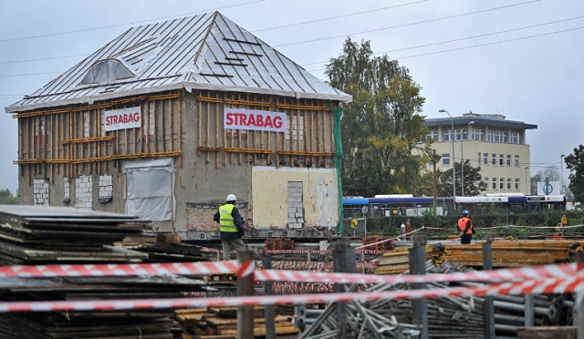 Trwa operacja przesunięcia willi Gruneberga w szczecińskich zdrojach. Fot. Łukasz Szełemej [Radio Szczecin] Tego jeszcze nie było. "Willa jedzie na moich oczach" [ZDJĘCIA, WIDEO]