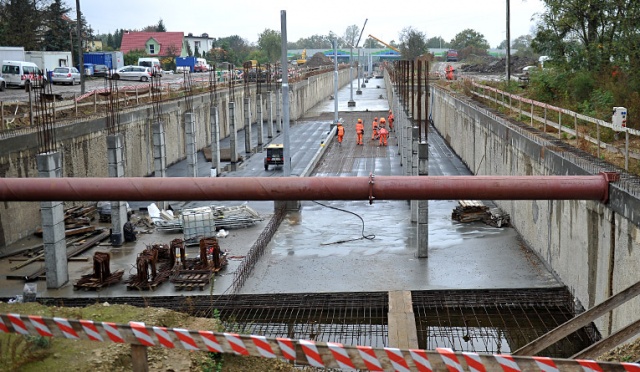 Trwa operacja przesunięcia willi Gruneberga w szczecińskich zdrojach. Fot. Łukasz Szełemej [Radio Szczecin] Tego jeszcze nie było. "Willa jedzie na moich oczach" [ZDJĘCIA, WIDEO]