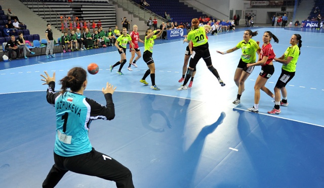 Piłkarki ręczne Pogoni Baltica Szczecin zremisowały we wtorek z mistrzem kraju MKS-em Selgros Lublin 23:23 (11:12) w Superlidze piłkarek ręcznych. Fot. Łukasz Szełemej [Radio Szczecin] Hit w Szczecinie. Mistrz Polski stracił pierwsze punkty [ZDJĘCIA]