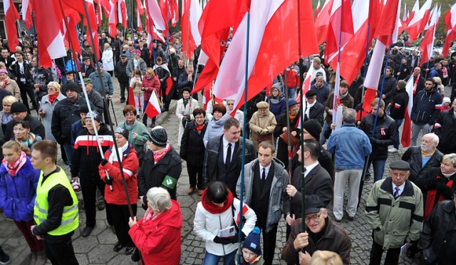 Około trzech tysięcy osób wzięło udział w Marszu Niepodległości, który 11 listopada przeszedł ulicami Szczecina. Fot. Łukasz Szełemej [Radio Szczecin] Biało-czerwono na ulicach Szczecina. Przeszedł Marsz Niepodległości [ZDJĘCIA]