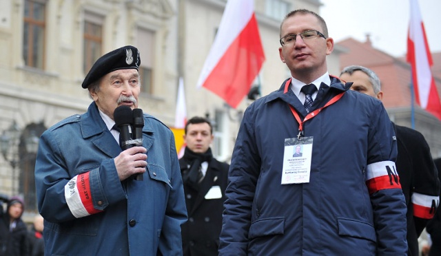 Około trzech tysięcy osób wzięło udział w Marszu Niepodległości, który 11 listopada przeszedł ulicami Szczecina. Fot. Łukasz Szełemej [Radio Szczecin] Biało-czerwono na ulicach Szczecina. Przeszedł Marsz Niepodległości [ZDJĘCIA]