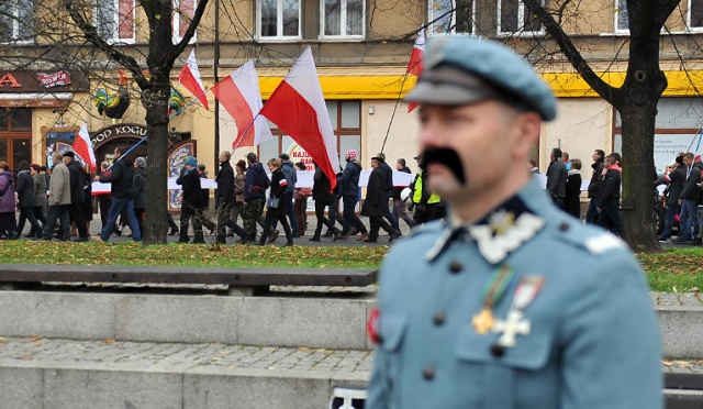 Około trzech tysięcy osób wzięło udział w Marszu Niepodległości, który 11 listopada przeszedł ulicami Szczecina. Fot. Łukasz Szełemej [Radio Szczecin] Biało-czerwono na ulicach Szczecina. Przeszedł Marsz Niepodległości [ZDJĘCIA]