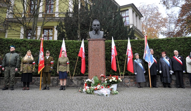 Około trzech tysięcy osób wzięło udział w Marszu Niepodległości, który 11 listopada przeszedł ulicami Szczecina. Fot. Łukasz Szełemej [Radio Szczecin] Biało-czerwono na ulicach Szczecina. Przeszedł Marsz Niepodległości [ZDJĘCIA]