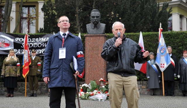 Około trzech tysięcy osób wzięło udział w Marszu Niepodległości, który 11 listopada przeszedł ulicami Szczecina. Fot. Łukasz Szełemej [Radio Szczecin] Biało-czerwono na ulicach Szczecina. Przeszedł Marsz Niepodległości [ZDJĘCIA]