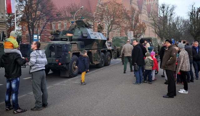 Z okazji Święta Niepodległości sprzęt wojskowy zaprezentowali żołnierze 12 Szczecińskiej Dywizji Zmechanizowanej. Fot. Łukasz Szełemej [Radio Szczecin] Rosomaki i wozy bojowe zaparkowały na Wałach Chrobrego [ZDJĘCIA]