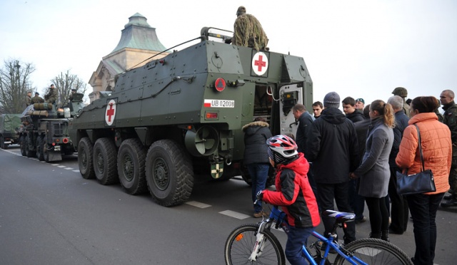 Z okazji Święta Niepodległości sprzęt wojskowy zaprezentowali żołnierze 12 Szczecińskiej Dywizji Zmechanizowanej. Fot. Łukasz Szełemej [Radio Szczecin] Rosomaki i wozy bojowe zaparkowały na Wałach Chrobrego [ZDJĘCIA]