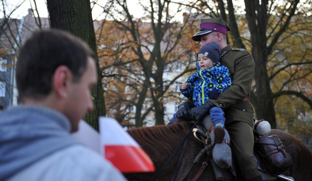 Z okazji Święta Niepodległości sprzęt wojskowy zaprezentowali żołnierze 12 Szczecińskiej Dywizji Zmechanizowanej. Fot. Łukasz Szełemej [Radio Szczecin] Rosomaki i wozy bojowe zaparkowały na Wałach Chrobrego [ZDJĘCIA]