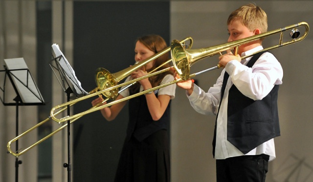 Mateusz Feledyn i Urszula Ziołecka z zespołu Junior Brass. Fot. Łukasz Szełemej [Radio Szczecin] Młodzi muzycy na start. Ruszyła Olimpiada Zespołów Kameralnych [ZDJĘCIA]