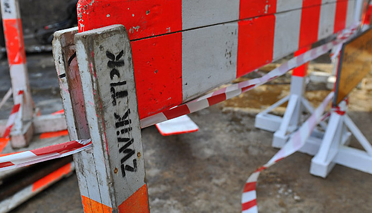 Woda zalała ulicę Pierwszej Brygady w Stargardzie. Doszło do awarii magistrali.