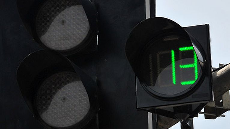 Ministerstwo Infrastruktury i Budownictwa chce zakazać montowania urządzeń pokazujących, ile czasu pozostało do zmiany koloru światła na drodze czy przejściach dla pieszych - podaje portal rynek-infrastruktury.pl.