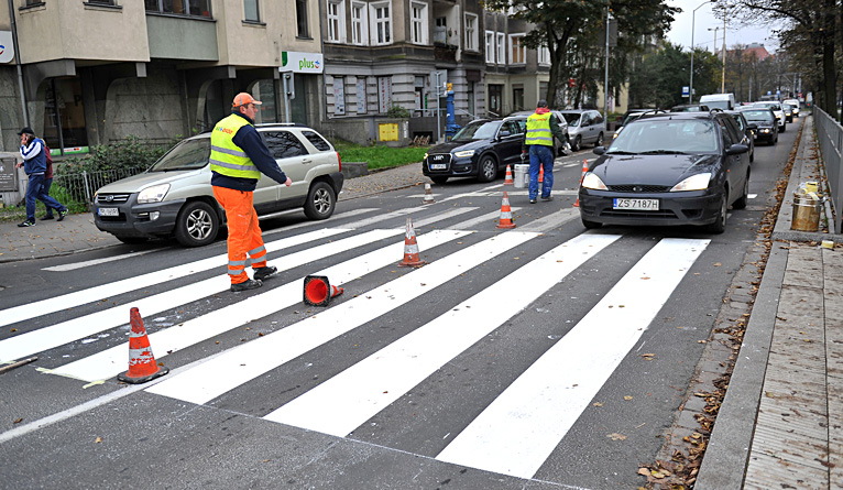 Rusza poziomowe malowanie pasów na szczecińskich ulicach. Drogowcy pracują głównie nocą, na pierwszy ogień idą okolice przejść dla pieszych i szkół, a także miejsca, które zgłaszają mieszkańcy.