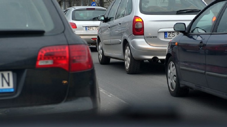 Dwie stłuczki w Szczecinie, trzeba więc zwolnić: w al. Papieża Jana Pawła II oraz u zbiegu: 26-go Kwietnia i Santockiej.