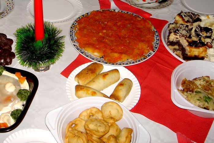Karp, ryba po grecku, pierogi i uszka, a do tego jeszcze ciasto - w święta wyjątkowo trudno zachować dietę.