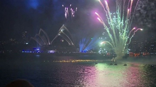 Fajerwerki rozświetliły niebo m.in. nad Bramą Brandenburską, Big Benem, Placem Czerwonym, Times Square, a także w australijskim Sydney.