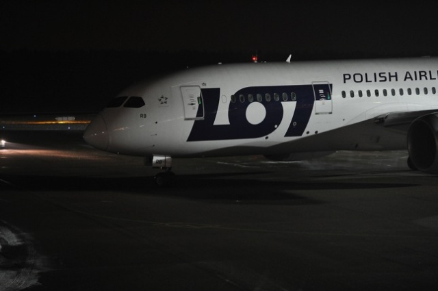 Boeing zrekompensuje LOT-owi straty, spowodowane uziemieniem dwóch dreamlinerów. Puls Biznesu podaje, że będzie to równowartość 90 mln zł, przy czym 23 tej kwoty to gotówka.